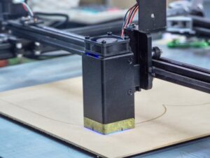 金属のレーザーカット加工に使われる加工機器